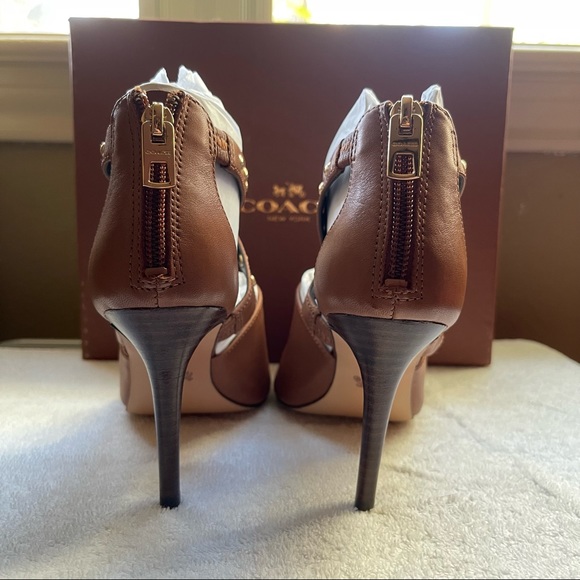 COACH heels NEW!! Tan leather with gold hardware - Picture 4 of 5